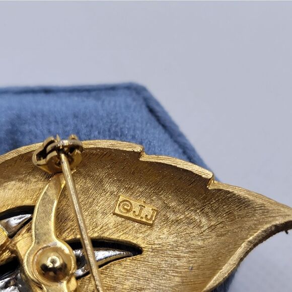 JJ Leaf Brooch  - Picture 5 of 5